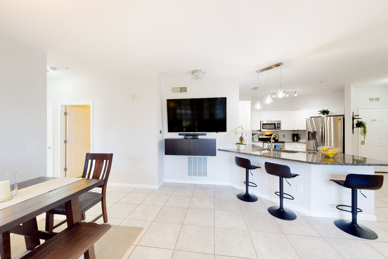Room 3, Ground Floor Condo With Shared hot tub & Pool, Wifi, Lanai, W/d, & AC, Polk