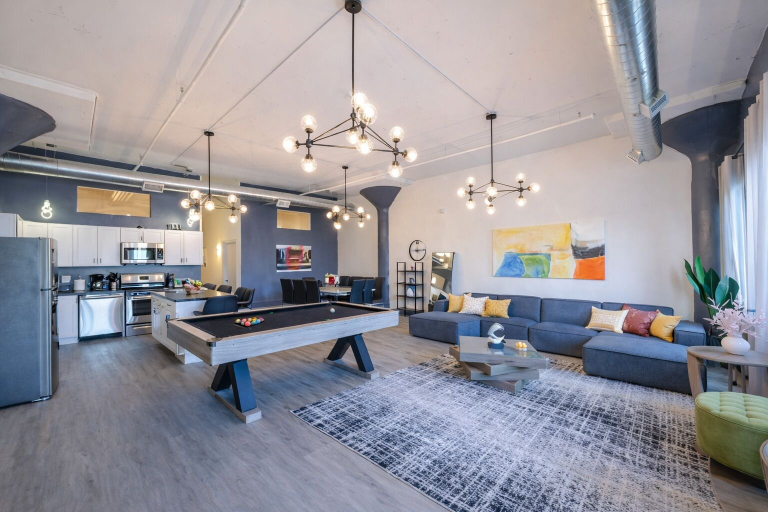 Living area 5, McCormick Suites by Slumber Stay, Cook