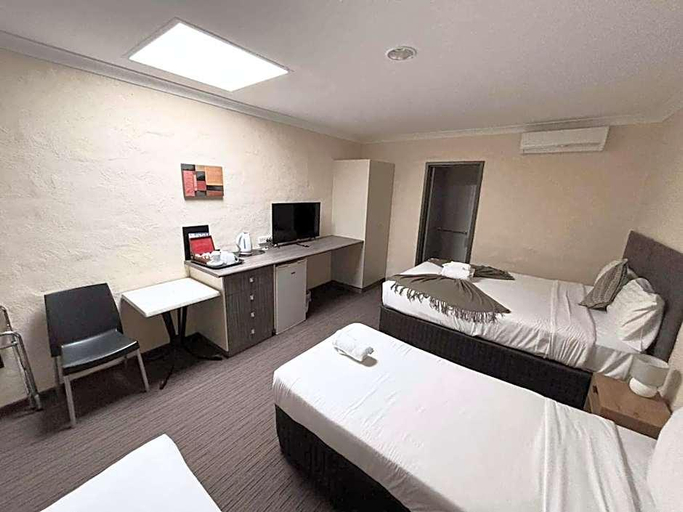 Bedroom 4, Prince Of Wales Hotel Bunbury, Bunbury