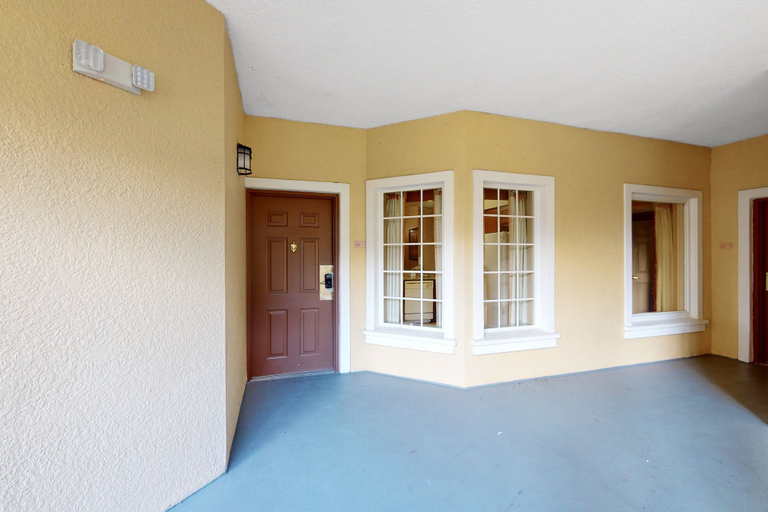 Interior, Inviting 4th-floor Condo With Elevator, Screened Balcony, Washer/dryer & AC, Orange