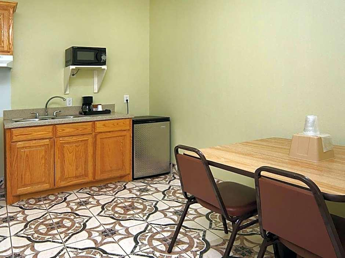 Others 4, Quality One Motel, Parker