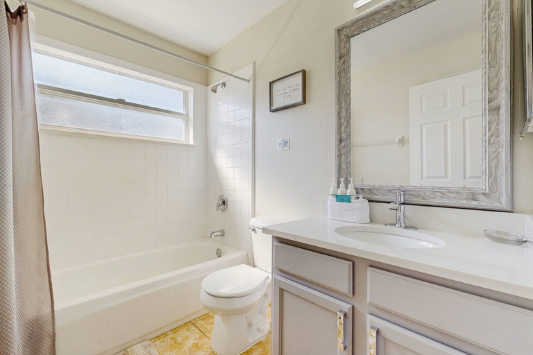 Bathroom 2, Bright 3BR Pool Home With Screened Lanai, Jacuzzi & Near Disney Parks, Osceola