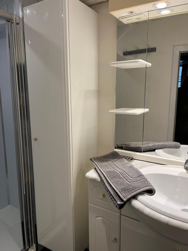 Bathroom 2, Gite Pierre et Meuse, Ardennes