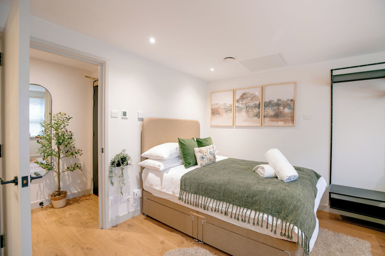 Room 5, Lindenstone Apartments, Kent