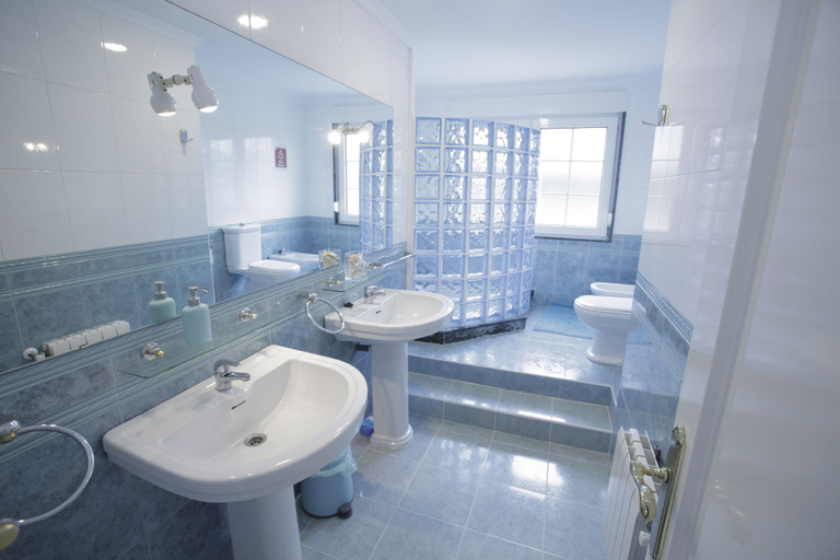 Bathroom 4, Gijon Surf Hostel, Asturias