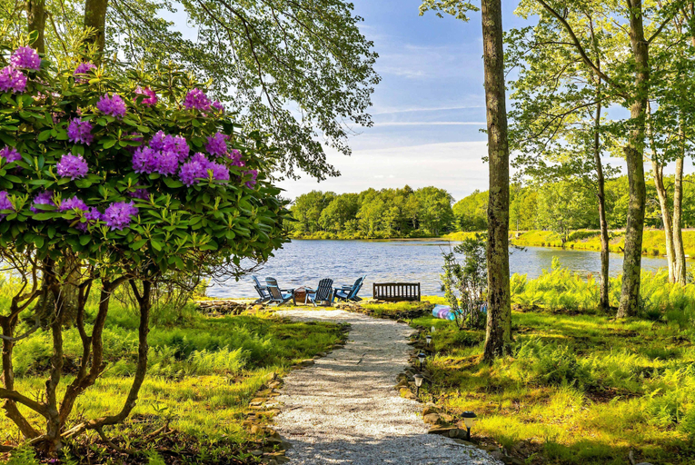 Room 2, Lakefront Poconos Retreat w Hot Tub Dog Friendly, Lackawanna