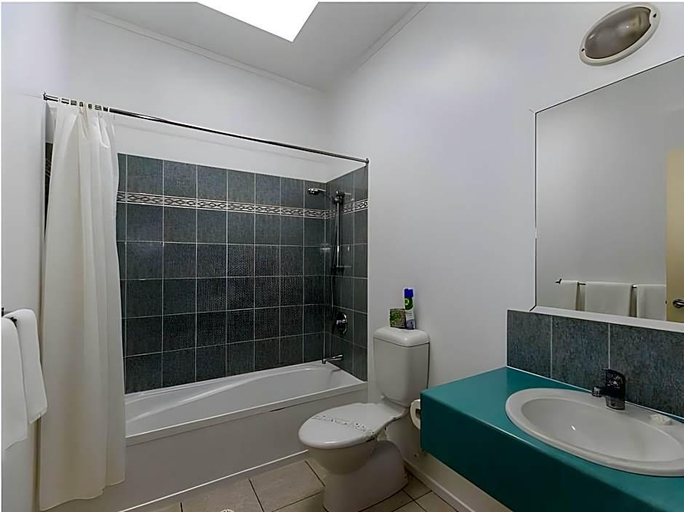 Bathroom 5, Asure Fernhill Motor Lodge, Hutt city