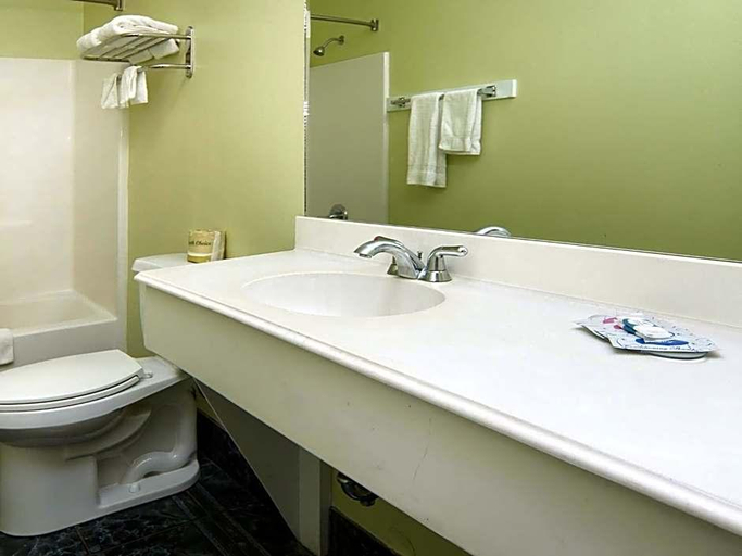 Bathroom 3, Quality One Motel, Parker