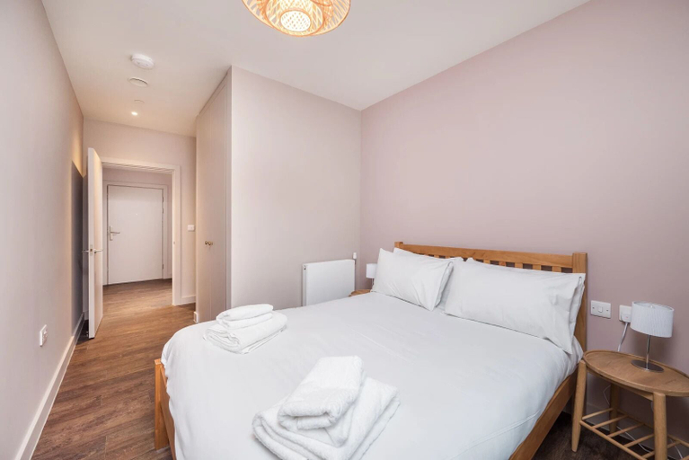 Room 4, Canada Gardens, London