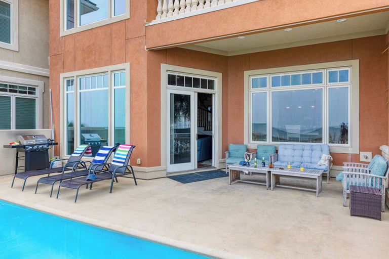 Sport & Beauty 5, 11 Singleton Beach by Avantstay Oceanfront Retreat w/ Private Pool + Boardwalk Near Hilton Head Hotspots, Beaufort