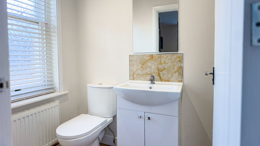 Bathroom 5, Relax Inn - Thorpe Lodge Hotel, Peterborough