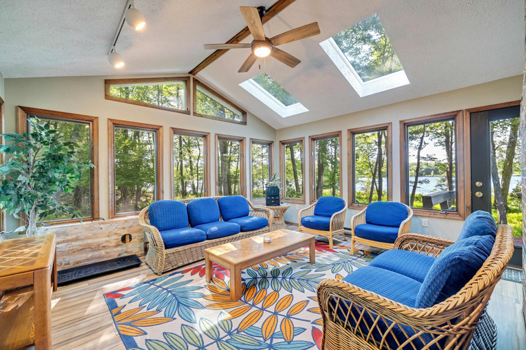 Room 5, Lakefront Poconos Retreat w Hot Tub Dog Friendly, Lackawanna