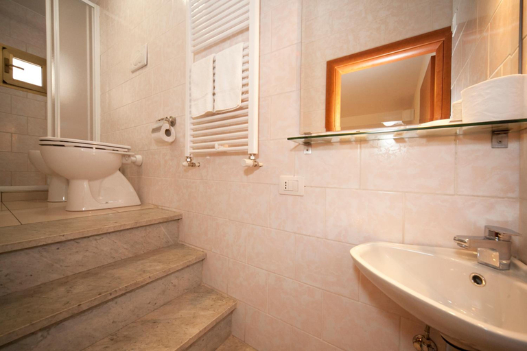 Bathroom 4, Hotel Dalmazia, Florence
