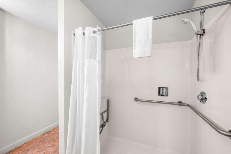 Bathroom 4, Quality Inn Suites, Amador