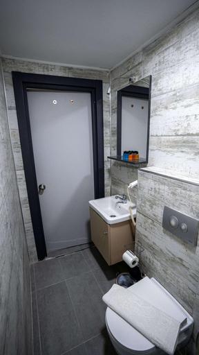 Bathroom 4, La Fortuna Hotel, Beyoğlu