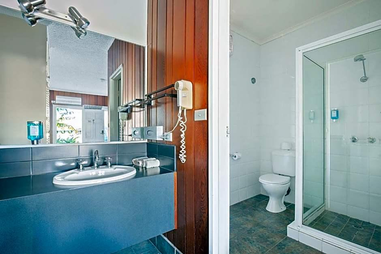 Bathroom 3, Banjo Paterson Motor Inn, E. Gippsland - Bairnsdale