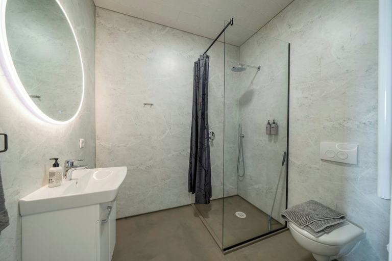 Bathroom 4, Dis Cottages, Eyrarsveit