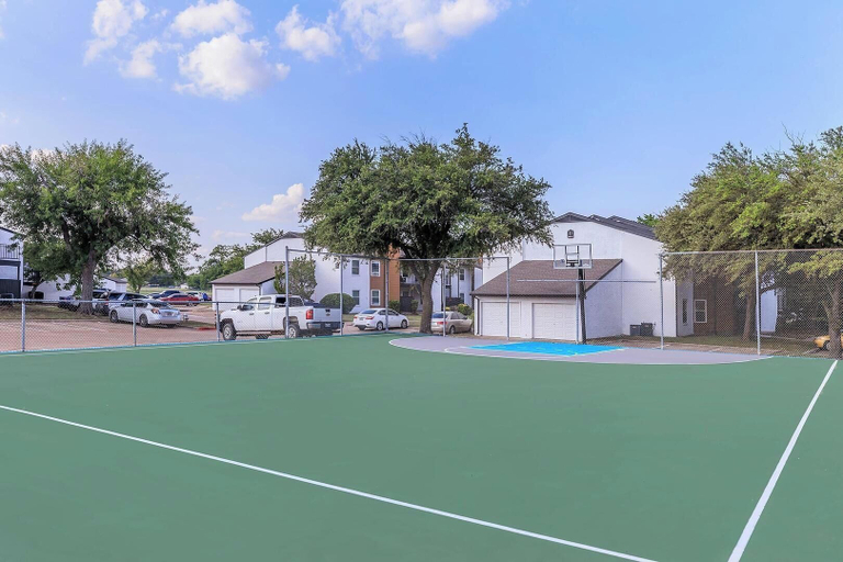 Basketball court, Landing Apartments Near CVC, Dallas