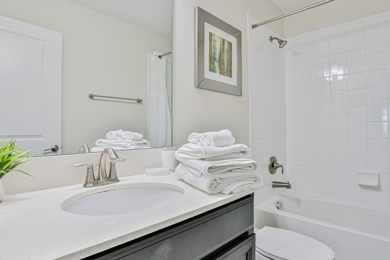 Bathroom 3, Spacious Home With Private Pool, Fast Wifi, Work Space & Games - Snowbirds OK, Osceola