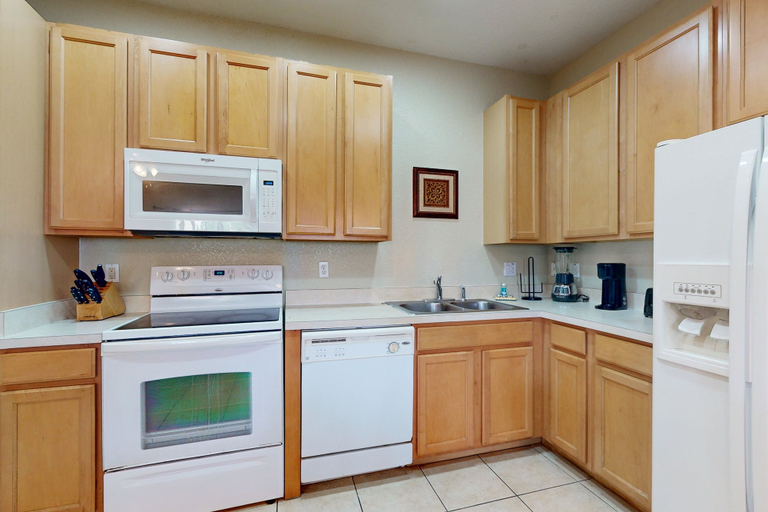 Private kitchen 4, Gated-entry Townhome, With Shared Pool, Central AC, Near Theme Parks, Osceola
