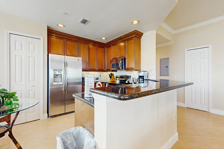 Private kitchen 4, Top-floor 2BR Condo With Golf Course Views, Garage & Reunion Resort Amenities, Osceola