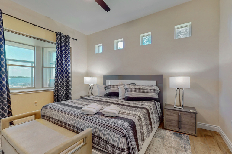 Room 4, Lakefront Home With Private Dock, Garage Parking, Sunroom,w/d & Wifi, Highlands