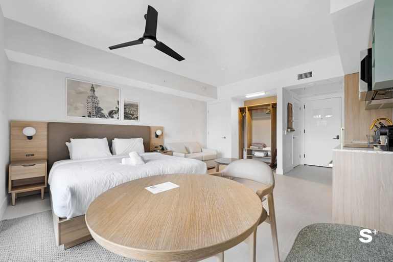 Room 4, 44th-Floor Luxury Condo - Gym & Pool, Miami-Dade