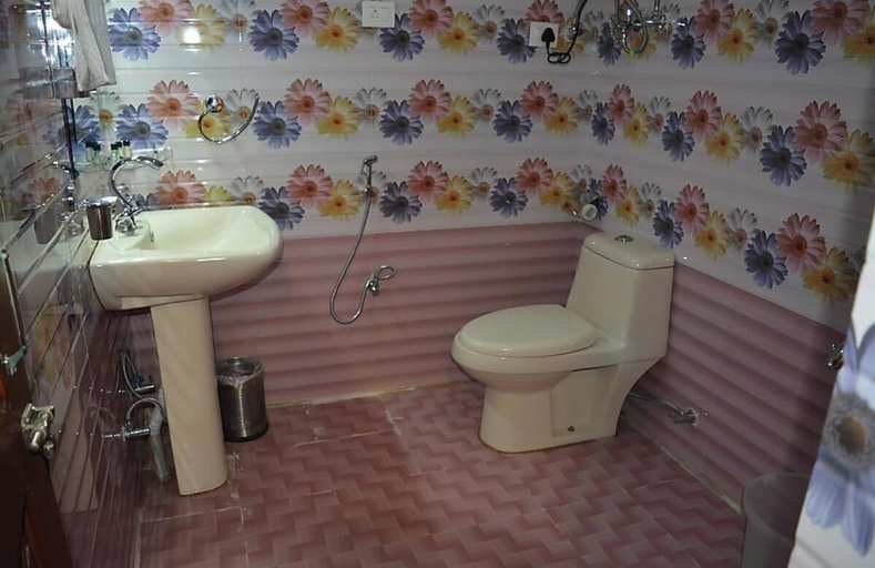 Bathroom, Hotel Royale Comfort Pahalgam, Anantnag