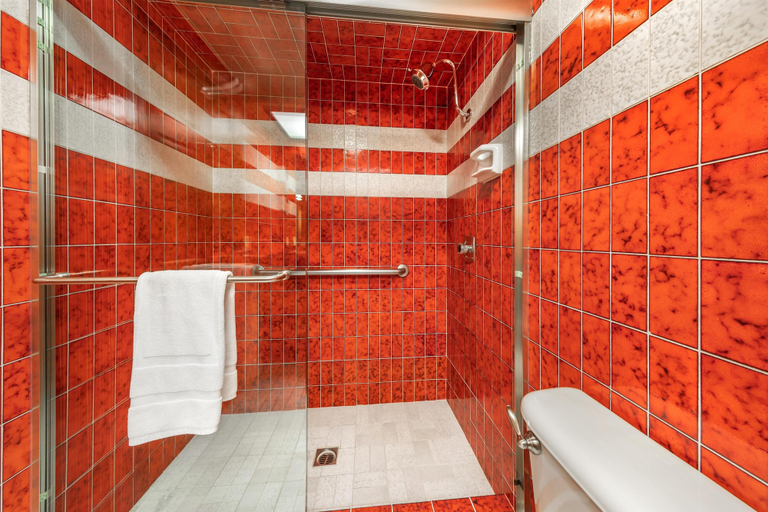 Bathroom 5, Best Western Pine Tree Motel, San Bernardino
