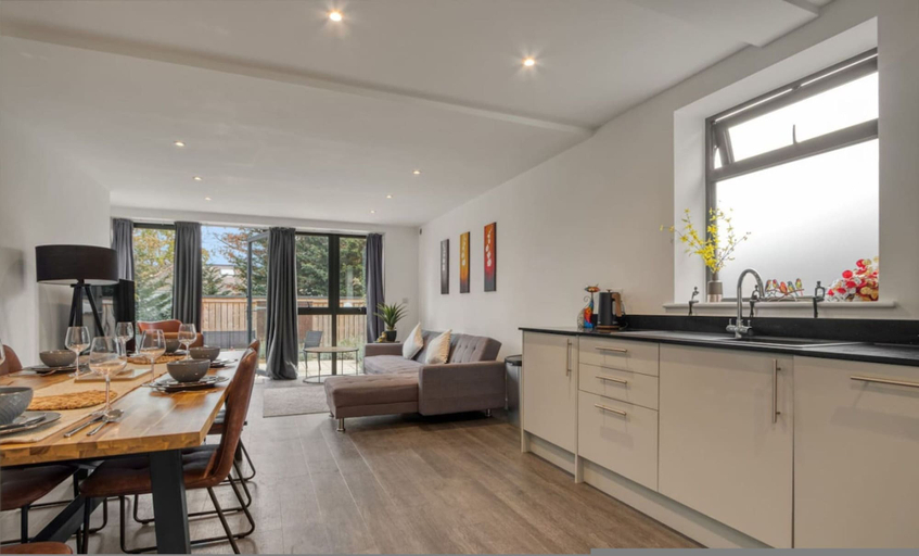 Room 2, 3-bed 2-bath Wembley Apartment With Free Parking, London