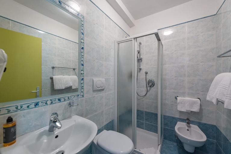 Bathroom 3, Hotel Montana ski-bike-spa, Trento
