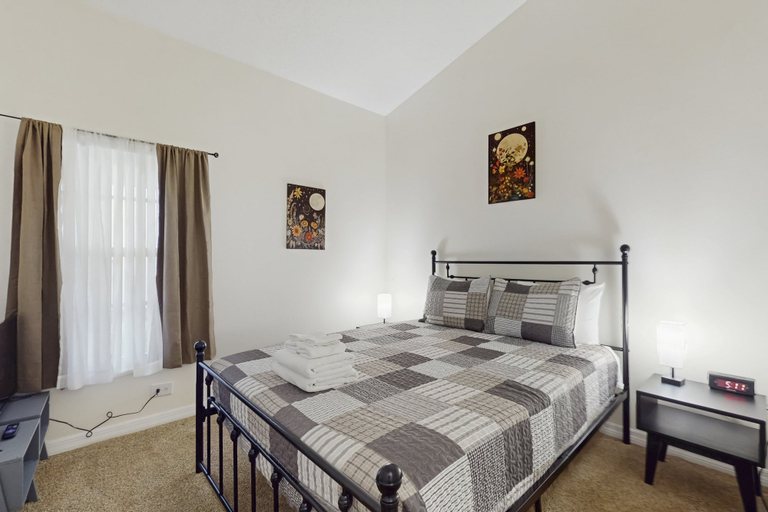 Room 2, Radiant Retreat With Private Pool, On-site Golf, Board Games, AC, & W/D, Polk