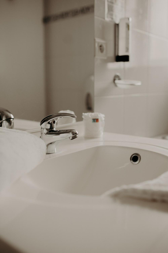 Bathroom 3, Logis - Hotel Restaurant du Parc, Aveyron