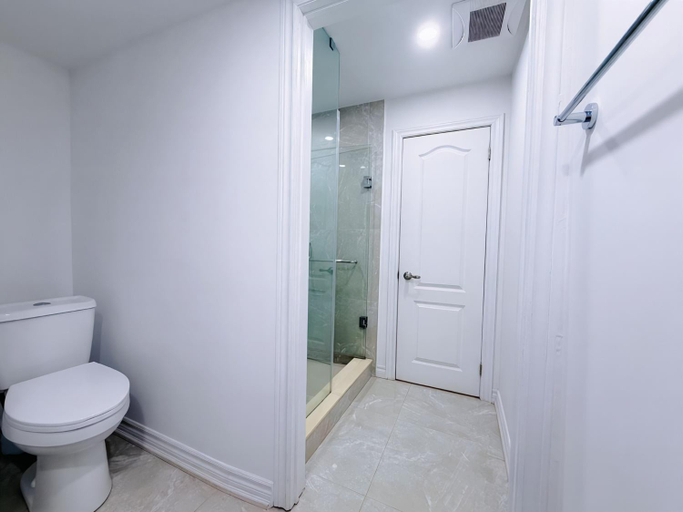 Bathroom 3, Cozy Rooms in Bright Walkout Suite - Newly Renovated in 2026, York