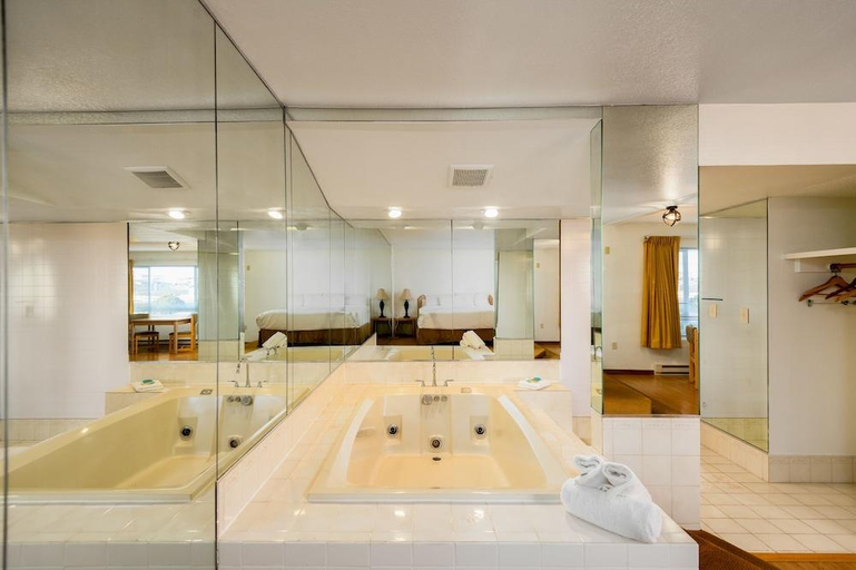 Bathroom 3, Waldport Bayfront Hotel & Restaurant, Lincoln