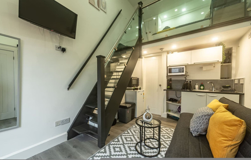 Room 1, Quirky Studio in Central Reading, Wokingham