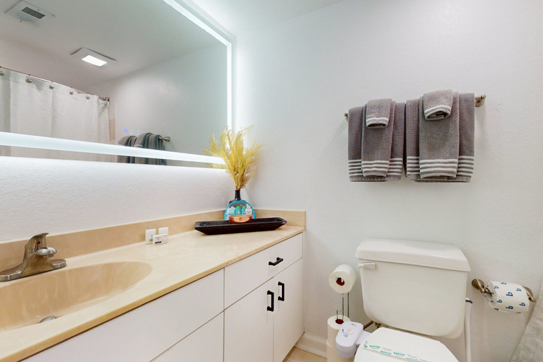 Bathroom 5, Ideally Located Modern Townhome With Open Layout & Pool - Snowbird-friendly, Osceola
