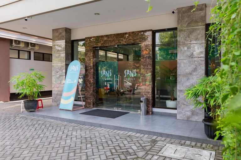 Exterior & Views 2, Sans Hotel Rajawali Surabaya by RedDoorz, Surabaya