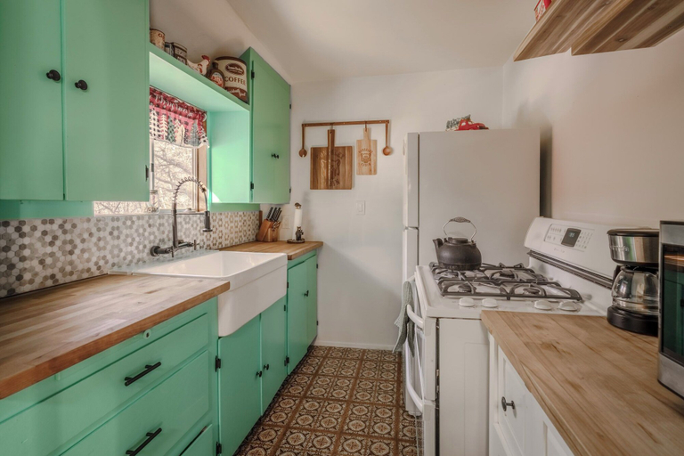 Private kitchen 4, Gonzalez Cabin, San Bernardino