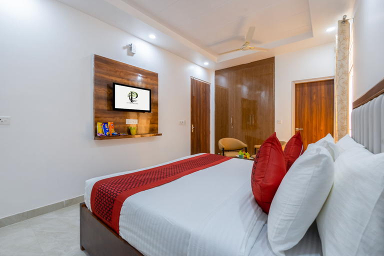 Room 4, Hotel Park, Gautam Buddha Nagar