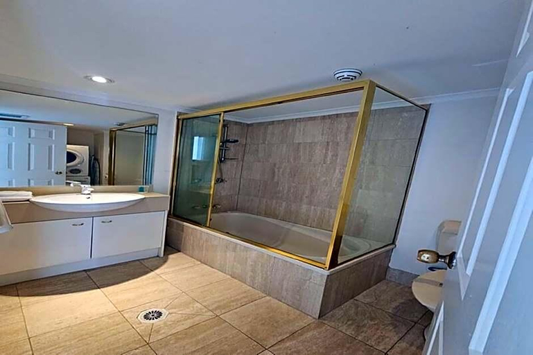 Bathroom, 19Th Avenue On The Beach Apartments, Gold Coast