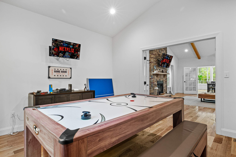 Room 5, Luxe Lakefront 10min2jfbb w Beach Gameroom Firepit, Monroe
