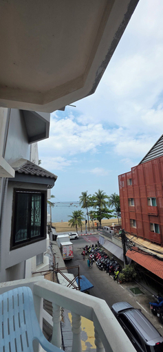 Property grounds 3, Mahi Guest House & Restaurant, Pattaya