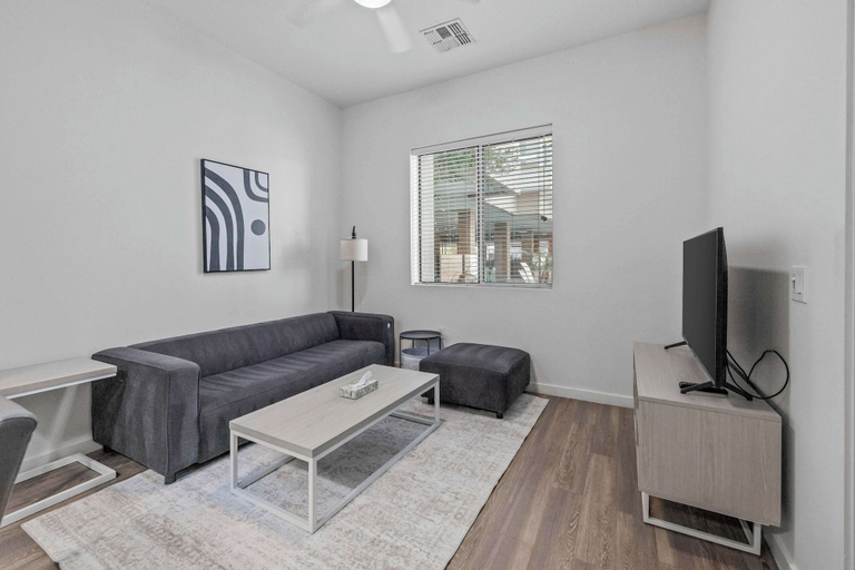 Living area 3, Boulevard Stays - Tempe ASU, Maricopa