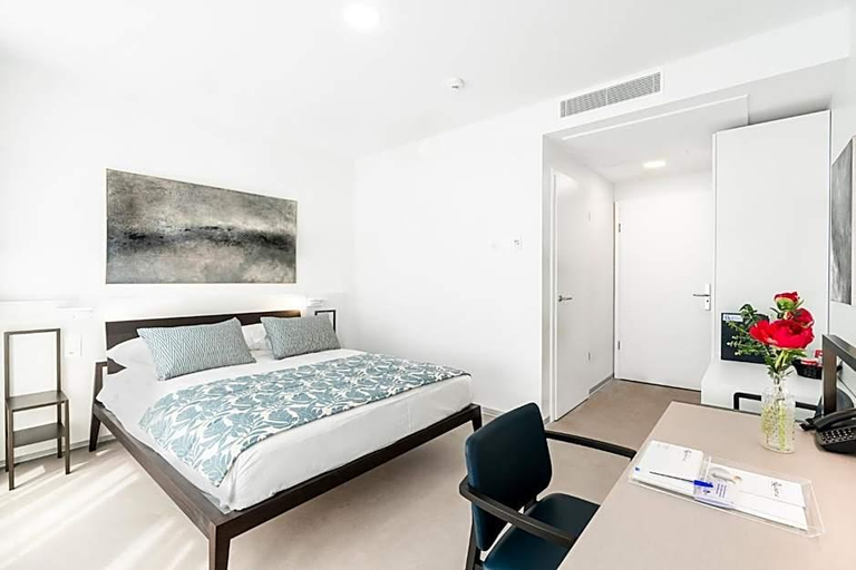 Room 2, Alpes et Lac, Neuchâtel