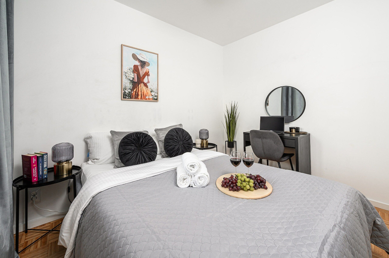 Room 2, Cozy Apartment with balcony near Museum, Warsaw