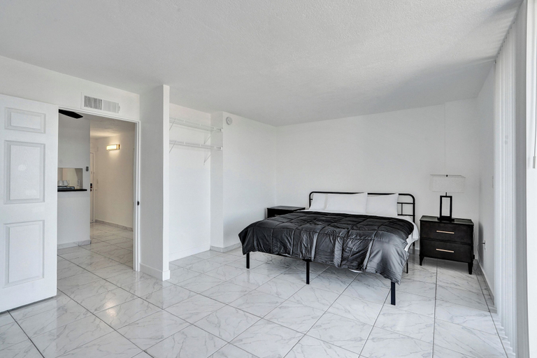 Room 4, Park Towers, Miami-Dade