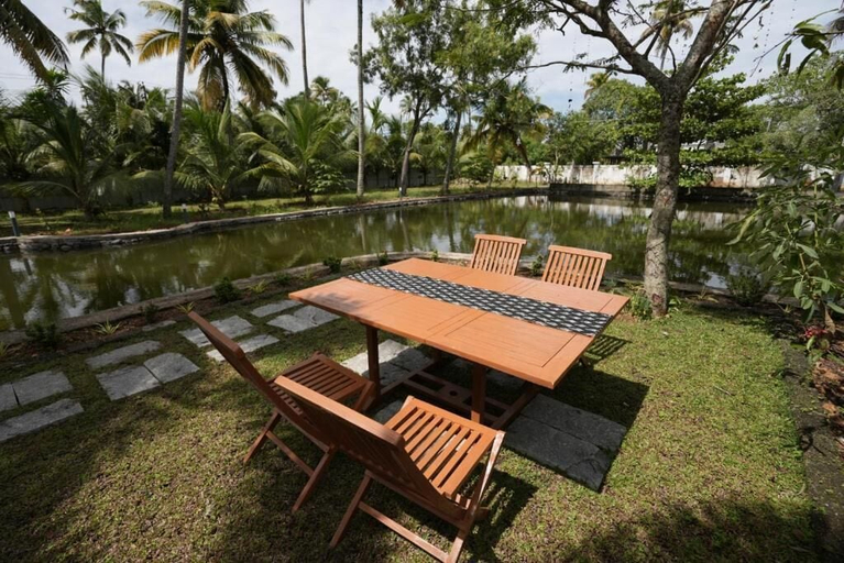 Outdoor dining, ELIVAAS Palliath House-1-Room, Alappuzha