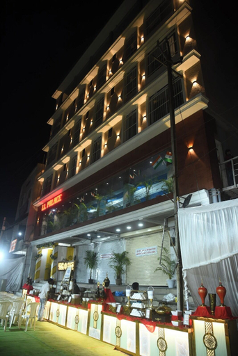 Outdoor dining, LL Palace, Wardha