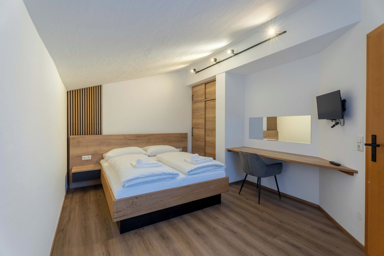 Room 2, Alpenglück Apartments by we rent, Zell am See